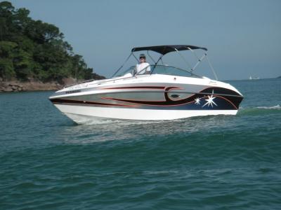 Lancha Fortmarine 240 Gabinada com motor de centro 150 HP Alpha Diesel 