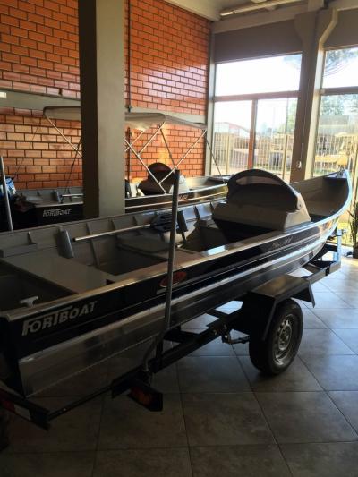 Lancha FortBoat Plus 500 com Motor 15 HP Mercury