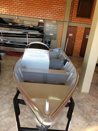 Lancha FortBoat Plus 500 com Motor 15 HP Mercury